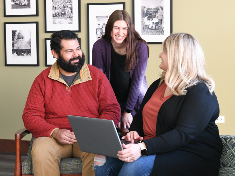 Students working with alumni mentor